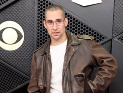 Jack Antonoff menjadi orang keempat yang memenangkan empat penghargaan Grammy