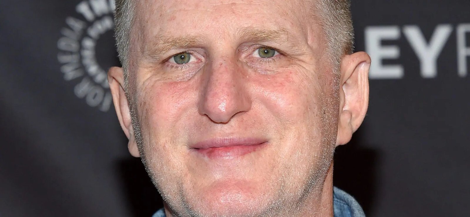 Michael Rapaport di New York City, Amerika Serikat, dibakar dengan bola salju di kepala