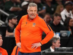 Bruce Pearl berulang kali mengkritik pelanggaran Todd Golden-Nate Oates.
