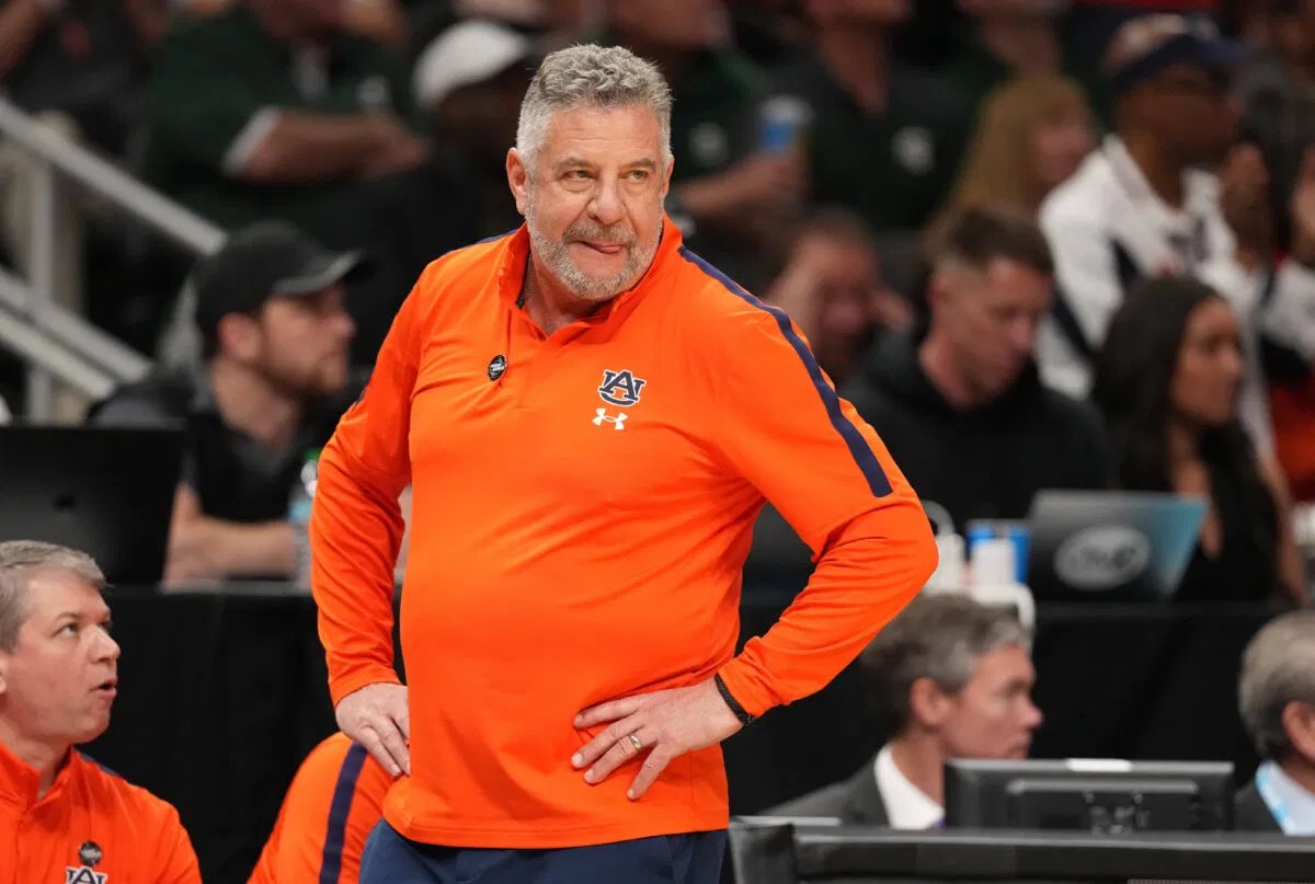 Bruce Pearl berulang kali mengkritik pelanggaran Todd Golden-Nate Oates.