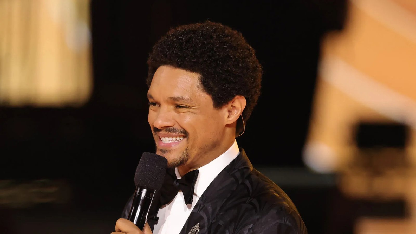 Penghargaan Grammy mendapat kritik besar dari penggemar, yang menyebut perubahan baru yang tidak berarti dalam pidato penghargaan adalah "penutup telinga".