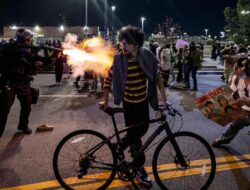 Protes menyerukan mogok nasional terhadap kebijakan imigrasi Donald Trump