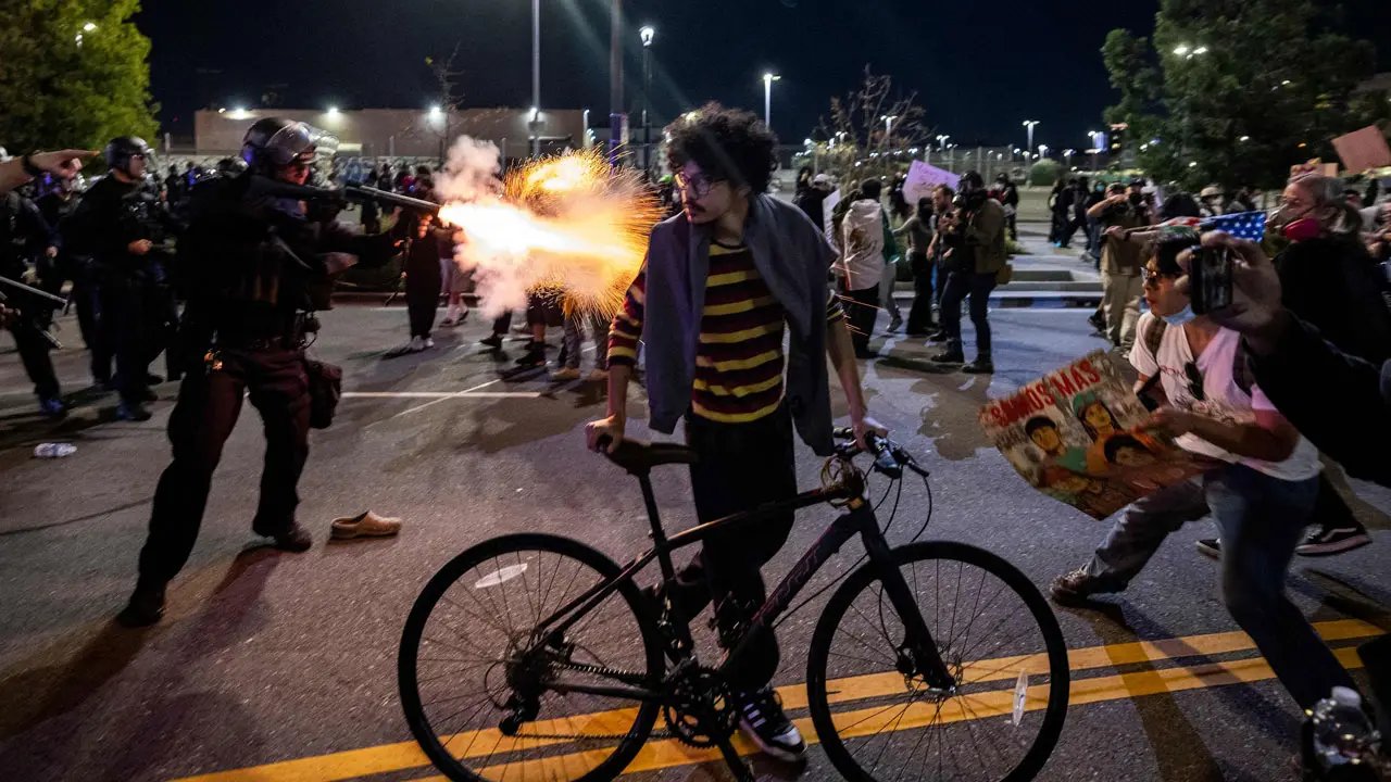 Protes menyerukan mogok nasional terhadap kebijakan imigrasi Donald Trump