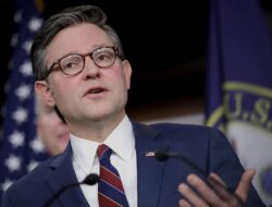 Presiden Dewan Rakyat Mike Johnson memperkirakan bahwa penutupan pemerintah akan berakhir pada hari Selasa.