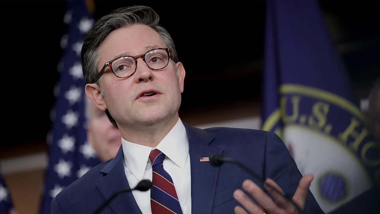 Presiden Dewan Rakyat Mike Johnson memperkirakan bahwa penutupan pemerintah akan berakhir pada hari Selasa.