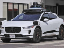 Mobil Waymo menabrak seorang anak di jalan ke sekolah saat pengiriman, menimbulkan penyelidikan