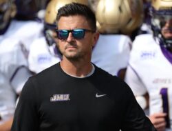 Bob Chesney membuat janji berani kepada 13,000 Browns untuk mengakhiri kutukan 28 tahun di UCLA.