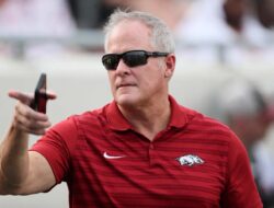 AD Hunter Yurachek dari Arkansas mengambil posisi berani setelah menggabungkan dua olahraga untuk $ 247 melawan pertandingan jutawan sepak bola