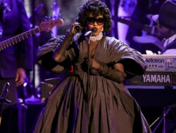 Lauryn Hill tampil di Grammy Awards untuk pertama kalinya dalam 27 tahun, membuat suasana menjadi sangat kacau, dan Wyclef Jean adalah salah satu tamu kejutan.
