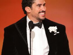 Bad Bunny Bunny memenangkan penghargaan Album of the Year