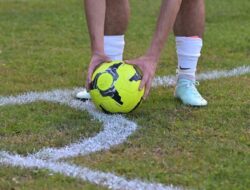 Setelah beberapa waktu absen dari pertandingan, seorang atlet sepak bola ditemukan tewas di mobilnya setelah pertandingan berakhir.