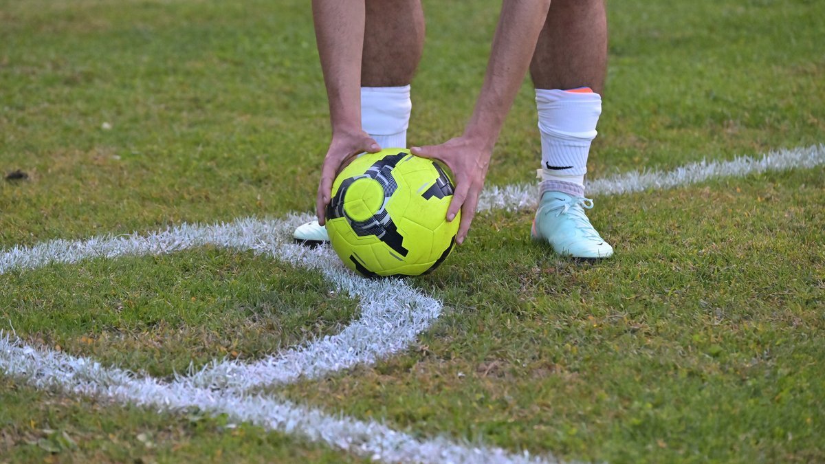 Setelah beberapa waktu absen dari pertandingan, seorang atlet sepak bola ditemukan tewas di mobilnya setelah pertandingan berakhir.