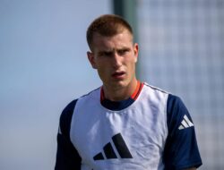 Ries Bennett menegaskan bahwa pemain top Manchester United akan bermain bersama pemain yang disewa Manchester United, setelah ia memutuskan untuk keluar dari Old Trafford.