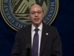 Pet Davidson kembali ke panggung untuk memerankan Tom Homan di acara Sabtu malam