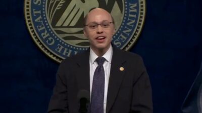 Pet Davidson kembali ke panggung untuk memerankan Tom Homan di acara Sabtu malam