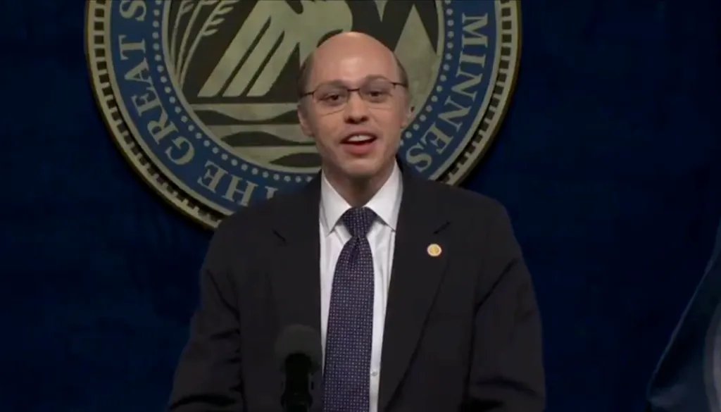 Pet Davidson kembali ke panggung untuk memerankan Tom Homan di acara Sabtu malam