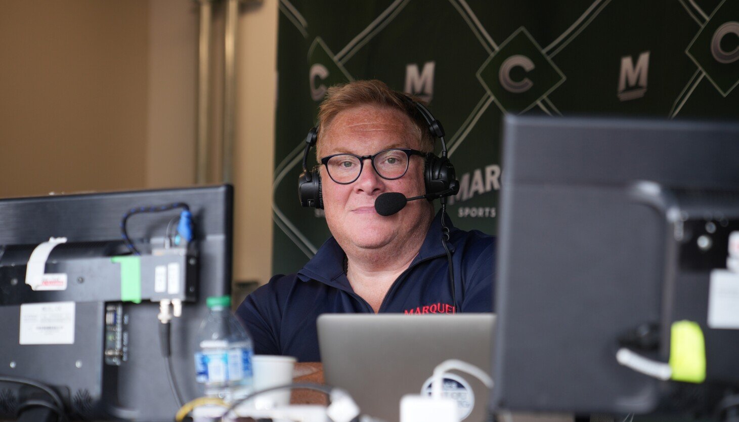 Berita yang beredar di media olahraga Chicago pada tahun 2026 di bawah pimpinan John Boog, Fox, Sciambi, dan Voice of the Cubs.