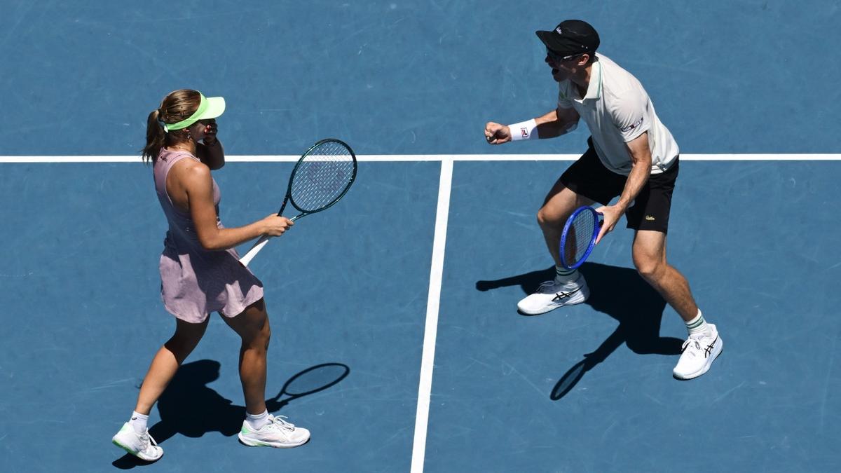 Australia John Peers dan Olivia Gadecki meraih gelar Australia Open berturut-turut dengan kemenangan dramatis kembali