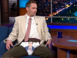 Alexander Skastard mencoba memakai celana dalam Stephen Colbert di acara malam yang sangat gelap