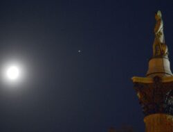 Saat malam ini, di langit musim dingin, kita melihat bulan melewati bintang Jupiter yang kuat