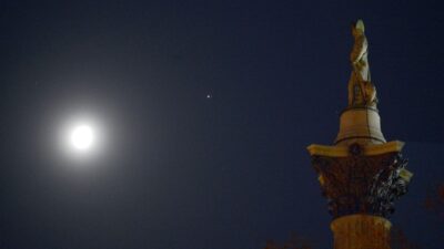 Saat malam ini, di langit musim dingin, kita melihat bulan melewati bintang Jupiter yang kuat