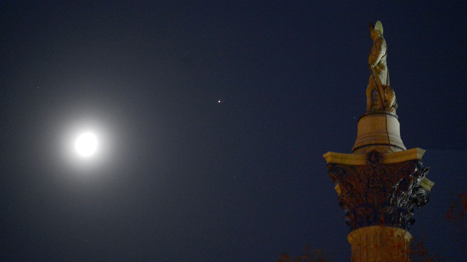 Saat malam ini, di langit musim dingin, kita melihat bulan melewati bintang Jupiter yang kuat