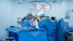 Wanita bangun dari operasi kebingungan mereka menyadarkan internet: Apa sampah