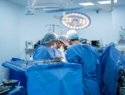 Wanita bangun dari operasi  kebingungan mereka menyadarkan internet:  Apa sampah