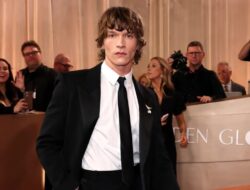 Connor Story, yang ditunjuk sebagai pembicara SNL pada bulan Februari, mengatakan bahwa dia adalah seorang pembawa acara yang sangat baik.