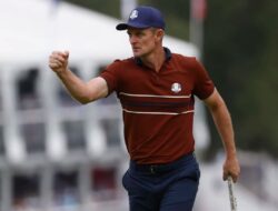 Justin Rose, yang memenangkan PGA Tour dengan nilai $9.6 juta, membuat gerakan yang elegan untuk penggemar muda mencair di hati orang-orang.