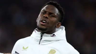 Inggris tetap mempertahankan Eto'o sebagai pengganti, sementara Northampton memilih tim tengah