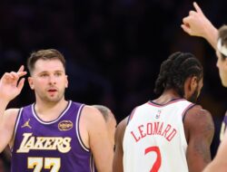 Luka Thichik dan Austin Reeves dari Lakers bertengkar di pertandingan Jumat