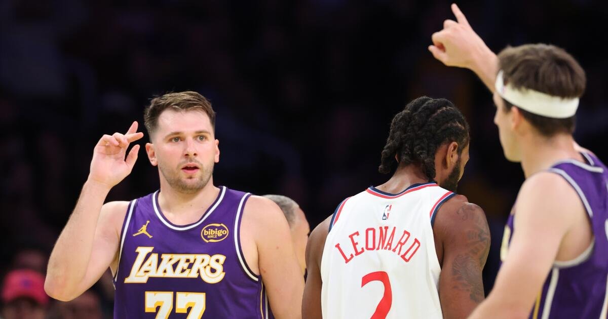 Luka Thichik dan Austin Reeves dari Lakers bertengkar di pertandingan Jumat