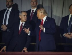 Trump mengancam Kanada dengan tarif udara 50%