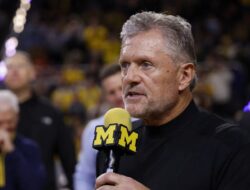 Kyle Whittingham mencoba menggali QB 2400 yard di radar tim SEC.