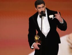 Film ini menceritakan tentang seorang gadis yang bernama “Baby” yang memenangkan Grammy 2026 untuk akting terbaik tahun ini.