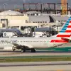 American Airlines menghadapi protes keras karena memakai helm saat terbang