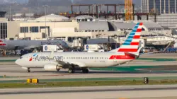 American Airlines menghadapi protes keras karena memakai helm saat terbang