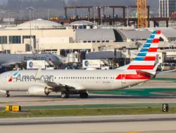 American Airlines menghadapi protes keras karena memakai helm saat terbang