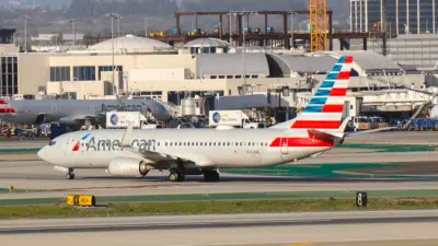 American Airlines menghadapi protes keras karena memakai helm saat terbang