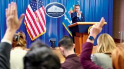 Aidan Ashton diduga mengoperasikan sebuah perusahaan informasi global yang terkait dengan agen intelijen Rusia.