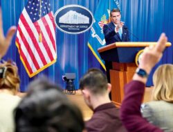 Aidan Ashton diduga mengoperasikan sebuah perusahaan informasi global yang terkait dengan agen intelijen Rusia.