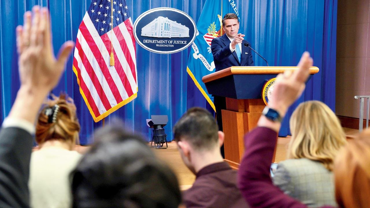 Aidan Ashton diduga mengoperasikan sebuah perusahaan informasi global yang terkait dengan agen intelijen Rusia.