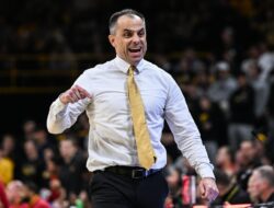 Bennett Stirtz mencetak 32 poin dalam delapan pertandingan berturut-turut di Iowa melawan Oregon.