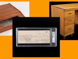 Steve Jobs menjual barang-barang peringatannya termasuk meja, meja, dan lainnya.