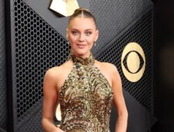 Chelsea Ballerini berjalan di atas karpet merah di acara Grammy 2026 tanpa Chase Stokes.