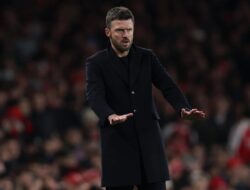 Setelah pertemuan khusus, Michael Carrick harus mengungkapkan medali emasnya yang tersembunyi, yang merupakan debutnya di bawah kepemimpinannya.