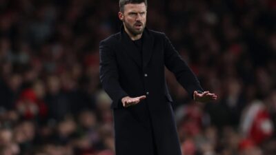 Setelah pertemuan khusus, Michael Carrick harus mengungkapkan medali emasnya yang tersembunyi, yang merupakan debutnya di bawah kepemimpinannya.