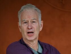 John McEnroe: “Keluarlah ke bar ibumu, fans memaksa foto di tempat yang tidak menyenangkan.