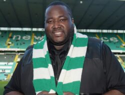 Kunton Aaron, bintang film Blind Side, menderita stroke di belakang tulang belakang